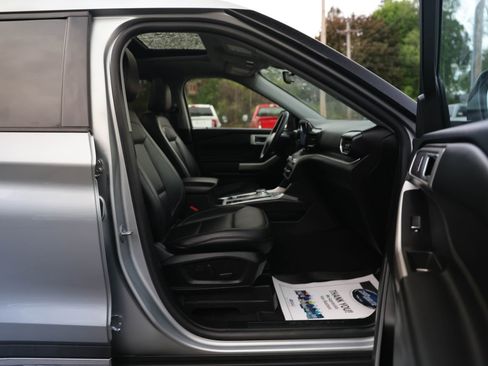 Used 2023 Ford Explorer XLT w/ Equipment Group 202A AWD/4WD image 9