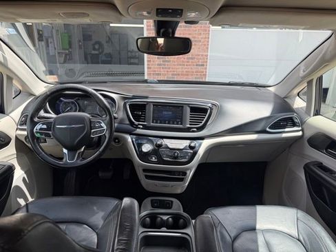 Used 2020 Chrysler Pacifica Touring-L FWD image 30