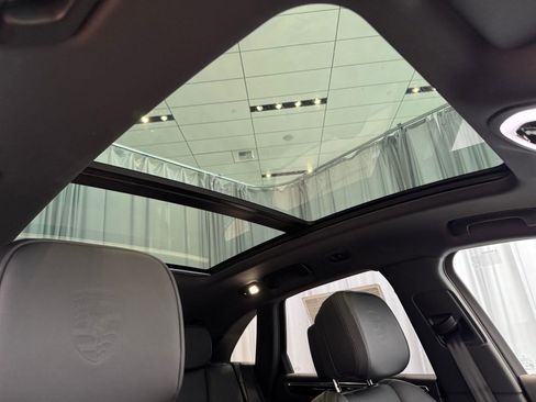 Used 2025 Porsche Macan image 26