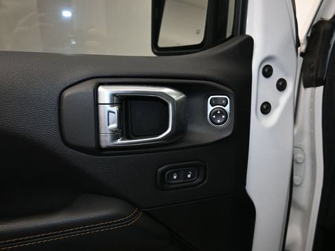 Used 2021 Jeep Gladiator Overland AWD/4WD image 11