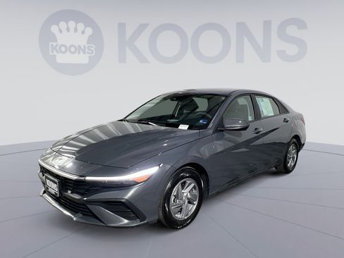Used 2024 Hyundai Elantra SE image 1