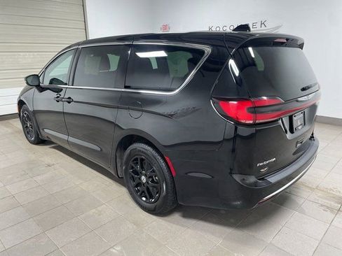 Used 2025 Chrysler Pacifica Select image 6