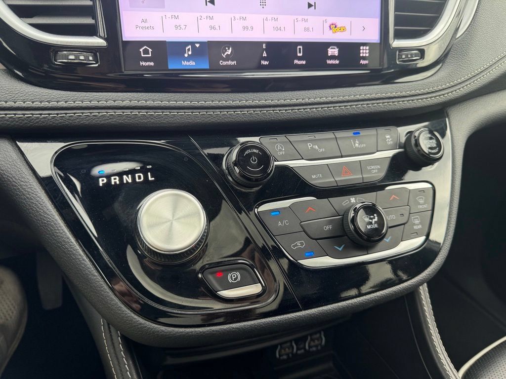 Used 2025 Chrysler Pacifica Limited FWD image 13
