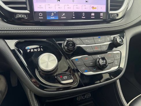 Used 2025 Chrysler Pacifica Limited FWD image 13