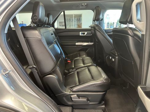 Used 2020 Ford Explorer XLT w/ Equipment Group 202A AWD/4WD image 14