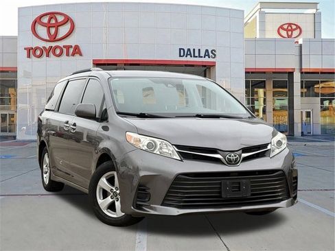 Used 2019 Toyota Sienna LE image 1