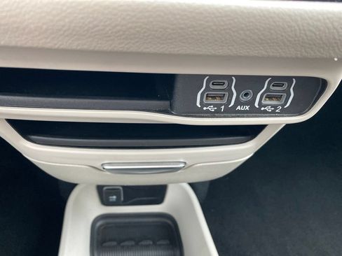 Used 2024 Chrysler Pacifica Touring-L FWD image 15