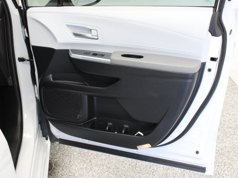 Used 2025 Toyota Sienna XLE FWD image 37