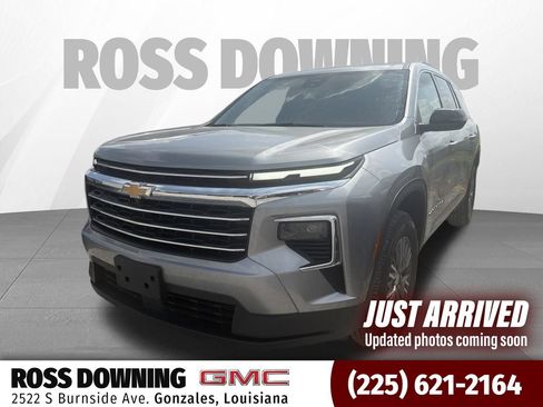 Used 2025 Chevrolet Traverse LT FWD image 1