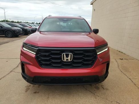 Used 2025 Honda Pilot Sport image 2