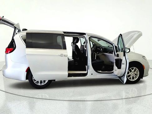 Used 2024 Chrysler Pacifica Touring-L FWD image 12
