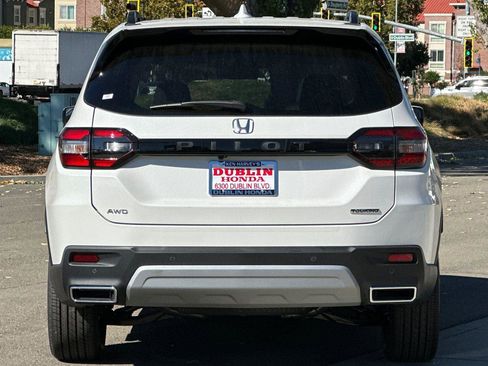 New 2025 Honda Pilot Touring image 5