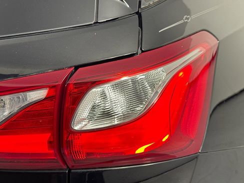 Used 2018 Chevrolet Equinox Premier image 36