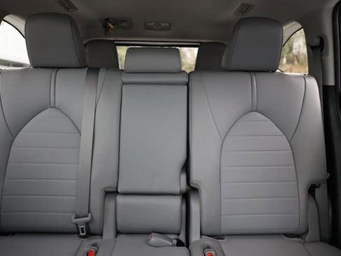 Used 2021 Toyota Highlander XLE image 38