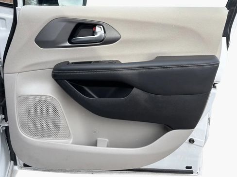 Used 2024 Chrysler Pacifica Touring-L image 27