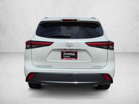 Used 2023 Toyota Highlander Limited image 7