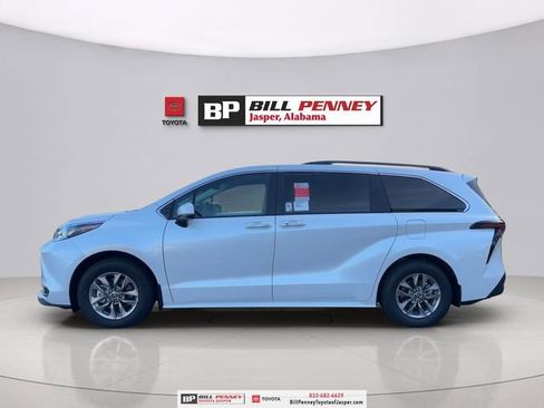 New 2026 Toyota Sienna XLE image 2