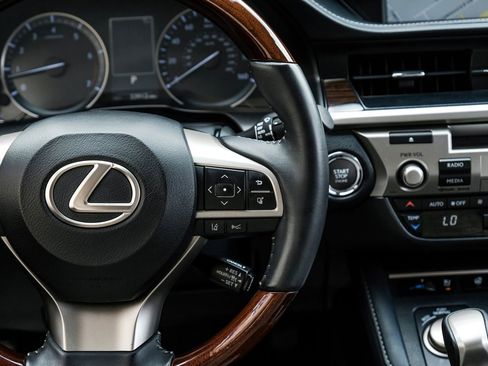 Used 2018 Lexus ES 350 w/ Ultra Luxury Package FWD image 22