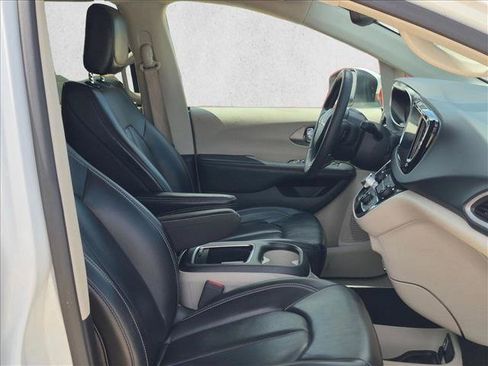 Used 2023 Chrysler Pacifica Touring-L FWD image 18
