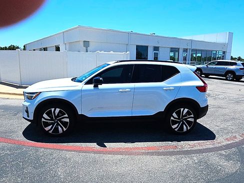 Used 2025 Volvo XC40 B5 Plus w/ Protection Package Premier AWD/4WD image 3