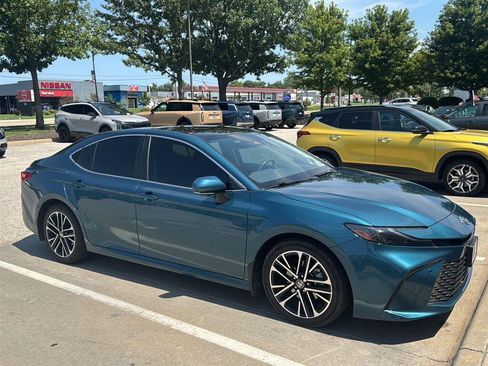 Used 2025 Toyota Camry XLE w/ Premium Plus Package FWD image 1