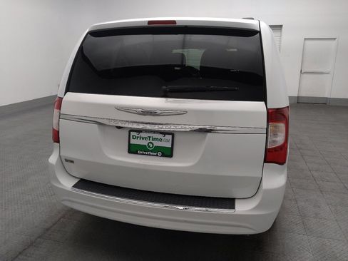 Used 2016 Chrysler Town & Country Touring image 7