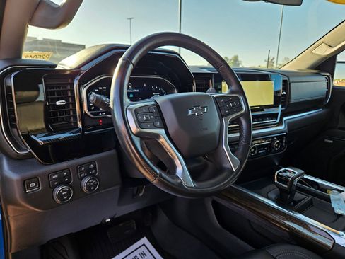 Certified 2022 Chevrolet Silverado 1500 LT Trail Boss w/ LT Trail Boss Premium Package AWD/4WD image 17