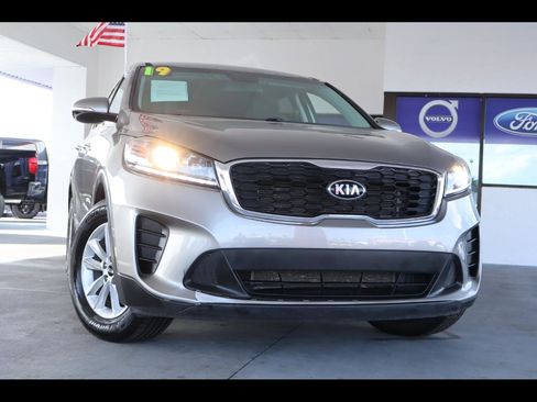 Used 2019 Kia Sorento FWD V6 image 1