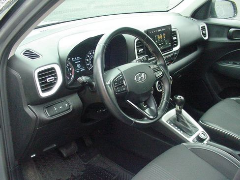 Used 2022 Hyundai Venue Limited image 9