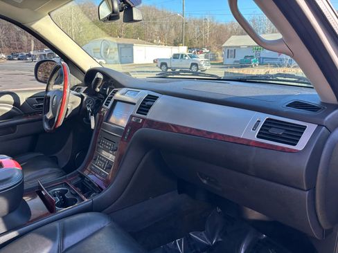Used 2013 Cadillac Escalade Premium image 19