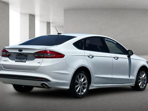 Used 2017 Ford Fusion SE w/ Fusion SE Technology Package FWD image 4