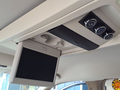 Used 2015 Chrysler Town & Country Touring-L w/ Trailer Tow Group FWD image 8
