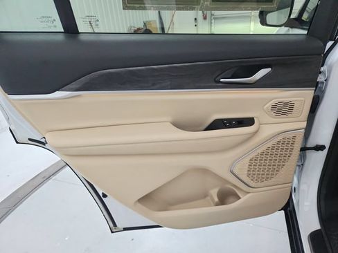 Used 2021 Jeep Grand Cherokee L Limited AWD/4WD image 37