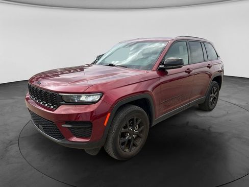 Used 2024 Jeep Grand Cherokee Altitude AWD/4WD image 5