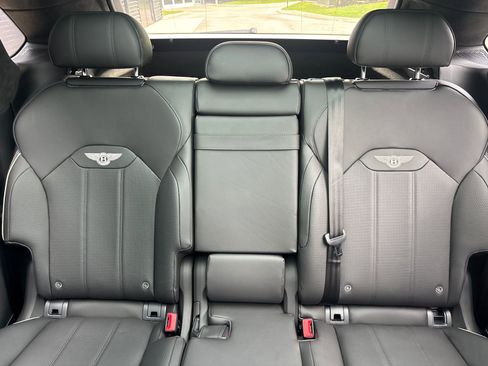 Used 2022 Bentley Bentayga AWD/4WD image 17