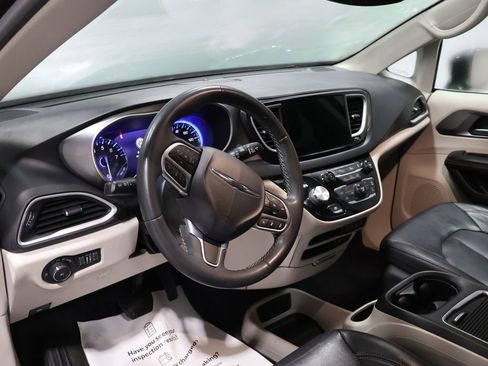 Certified 2022 Chrysler Pacifica Touring-L image 17