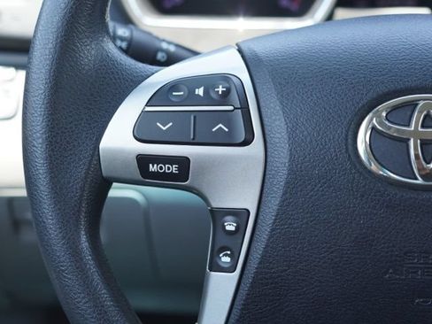 Used 2013 Toyota Highlander Plus FWD image 21