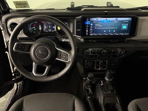 Used 2025 Jeep Wrangler Unlimited Sahara image 13