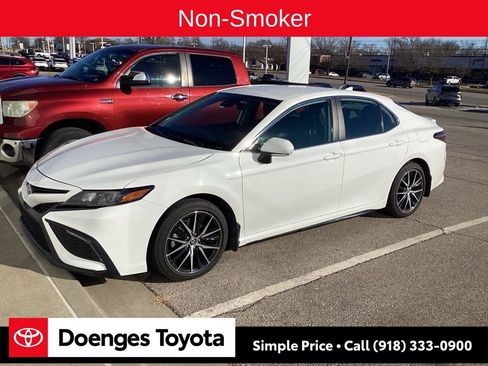 Used 2024 Toyota Camry SE image 2