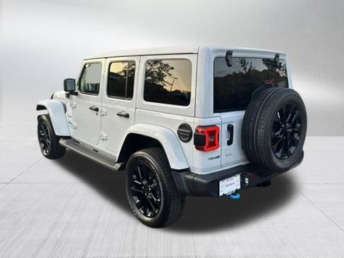 Used 2023 Jeep Wrangler Unlimited Sahara w/ Cold Weather Group AWD/4WD image 9