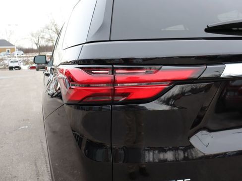 Used 2023 Chevrolet Traverse LT image 30