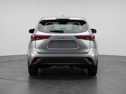 Used 2025 Toyota Highlander LE image 7