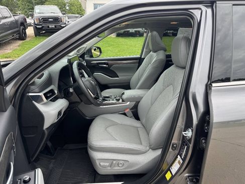 Used 2023 Toyota Highlander Platinum AWD/4WD image 12