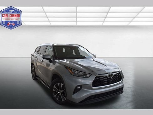 Used 2020 Toyota Highlander XLE AWD/4WD image 1