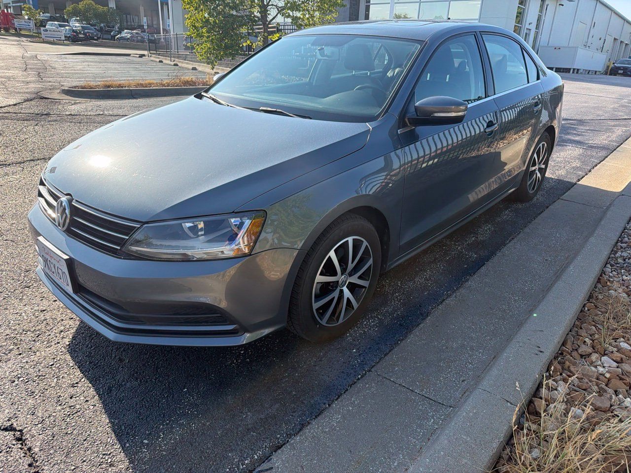 Used 2017 Volkswagen Jetta SE FWD image 3