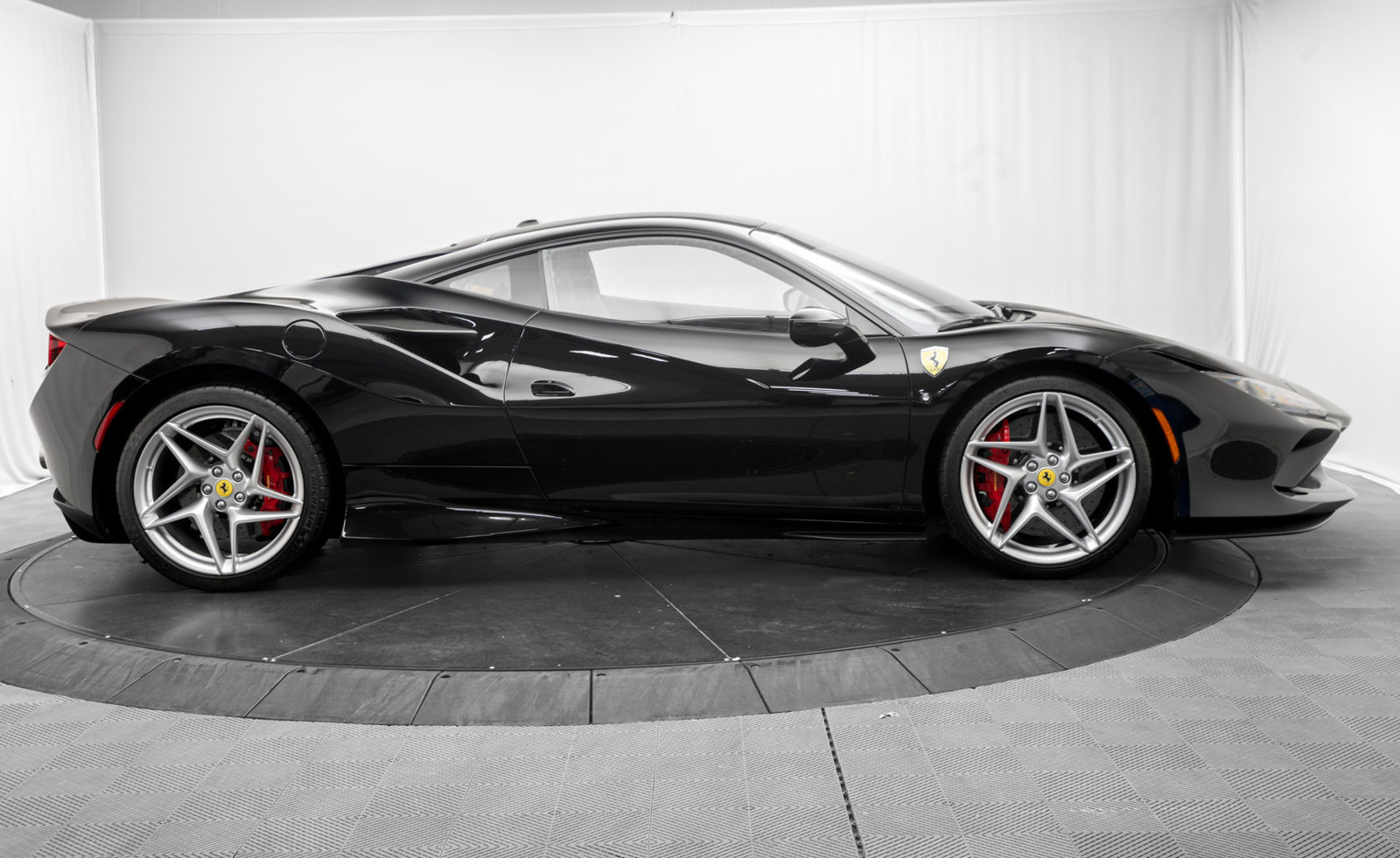 Used 2022 Ferrari F8 Tributo RWD image 8