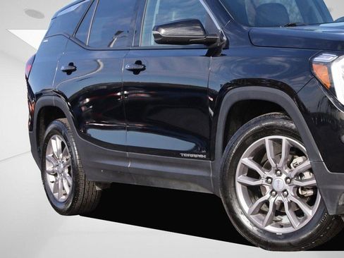 Used 2024 GMC Terrain SLT image 3