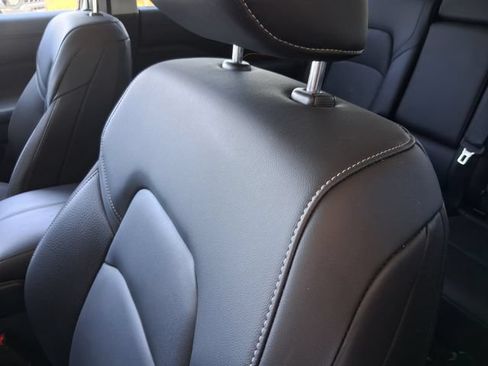 Used 2025 Nissan Pathfinder SL FWD image 19