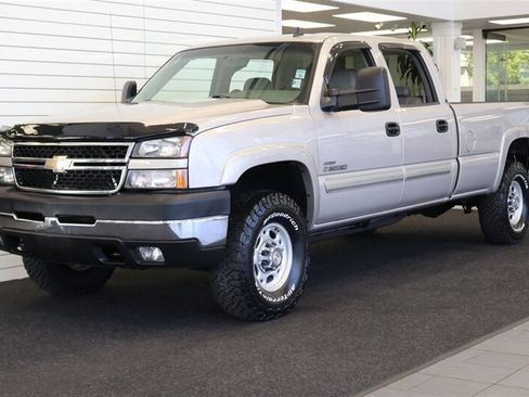 Used 2007 Chevrolet Silverado 2500 LT w/ Heavy-Duty Power Package AWD/4WD image 3