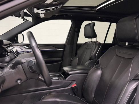 Used 2023 Jeep Grand Cherokee Overland w/ Advanced Protech Group III image 27